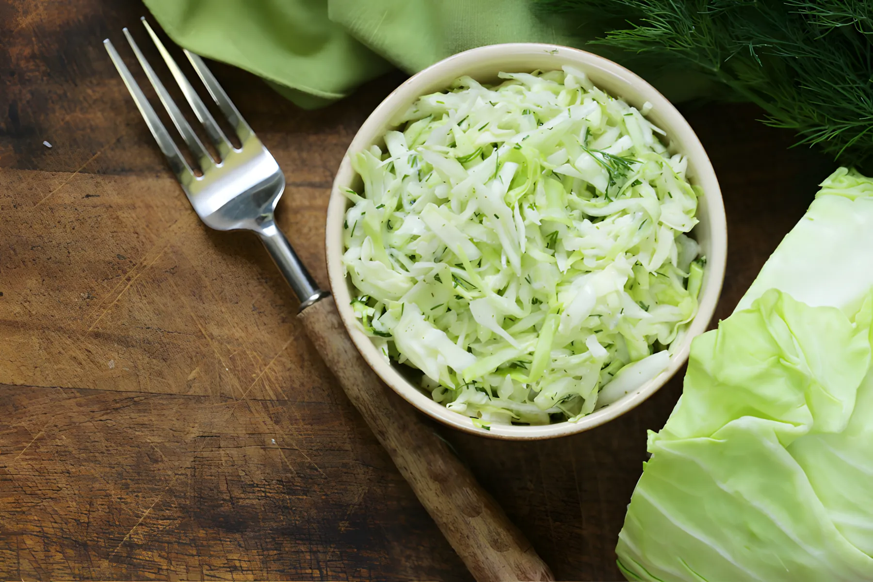 Het geheime ingrediënt in jonge koolsalade: Dit recept zal de manier waarop je over zomerse salades denkt in 10 minuten veranderen!