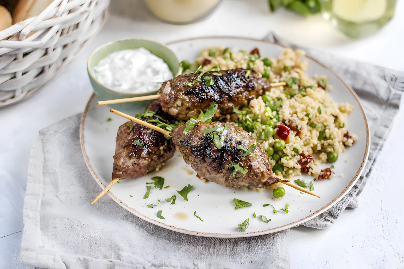 Rundvlees lulia kebab recept met zure roomsaus en pittige couscous