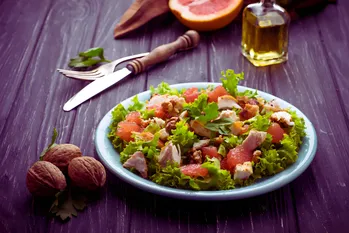 Favorieten: een eenvoudig recept voor een ongewone salade met grapefruit en kip - het perfecte zomergerecht