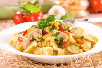 Heerlijke snelle salade: pasta, champignons en groenten - de perfecte combinatie! Verras je geliefden met een nieuwe smaak (eenvoudig recept)