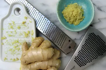 Neem een stukje gember uit de keuken en wrijf het op je autoruit. Je zult versteld staan van het effect