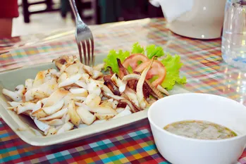 “Stop met calamari koken! Je zus, die al 25 jaar in het Land van de Glimlach woont, heeft ons verteld hoe je inktvis op de juiste manier klaarmaakt.