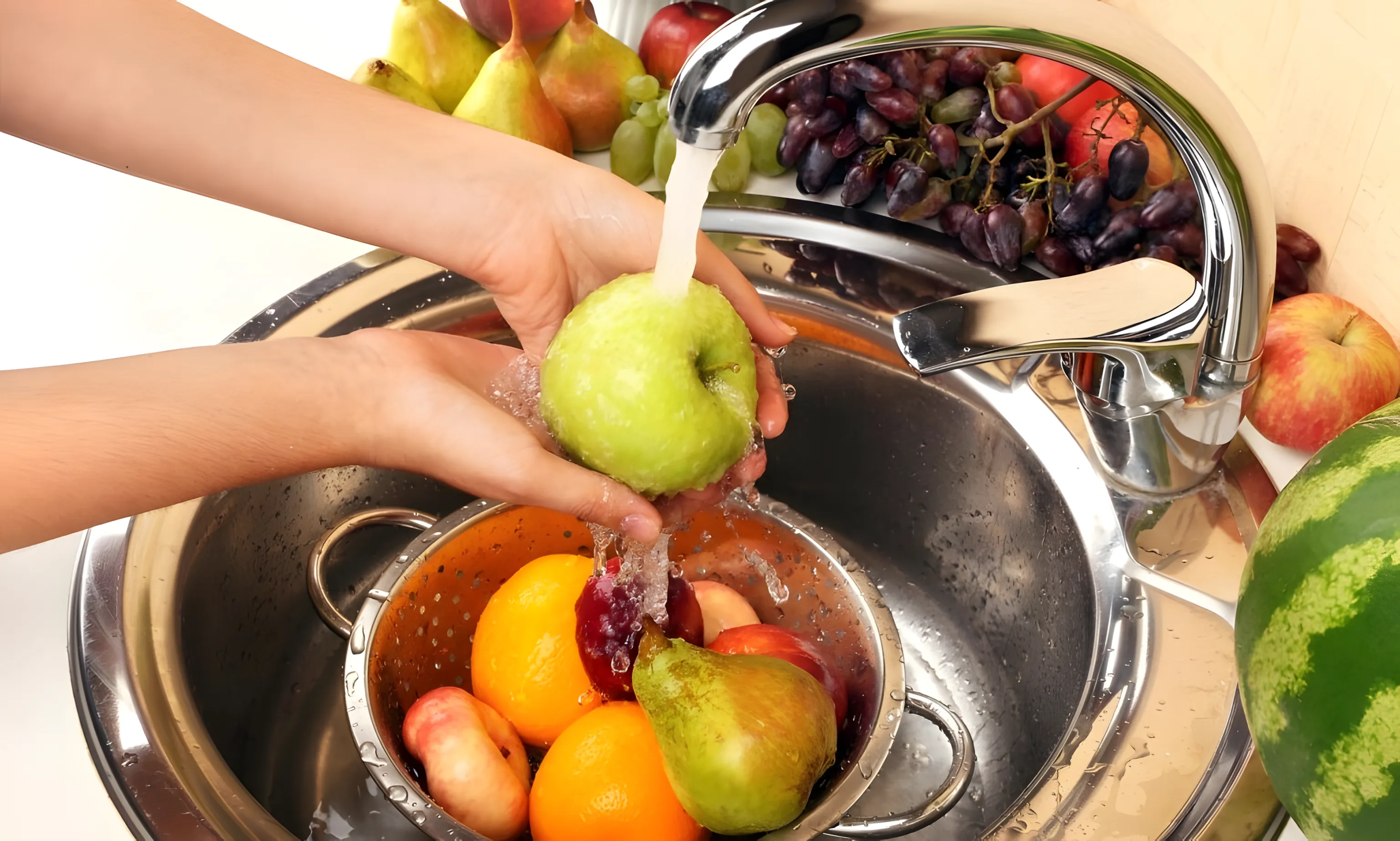 Was het fruit niet met gewoon water. Bereid deze oplossing om was en pesticiden te verwijderen